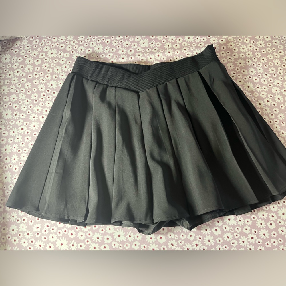 et clet Women’s Black Pleated Short Skirt W/ Shorts; Used Once, Like New; Size L